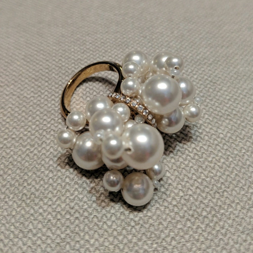 Elegant Gold and Pearl Cluster Ring